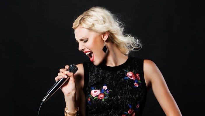 cach cam micro hat karaoke dung cach hat hay chuy 2 3