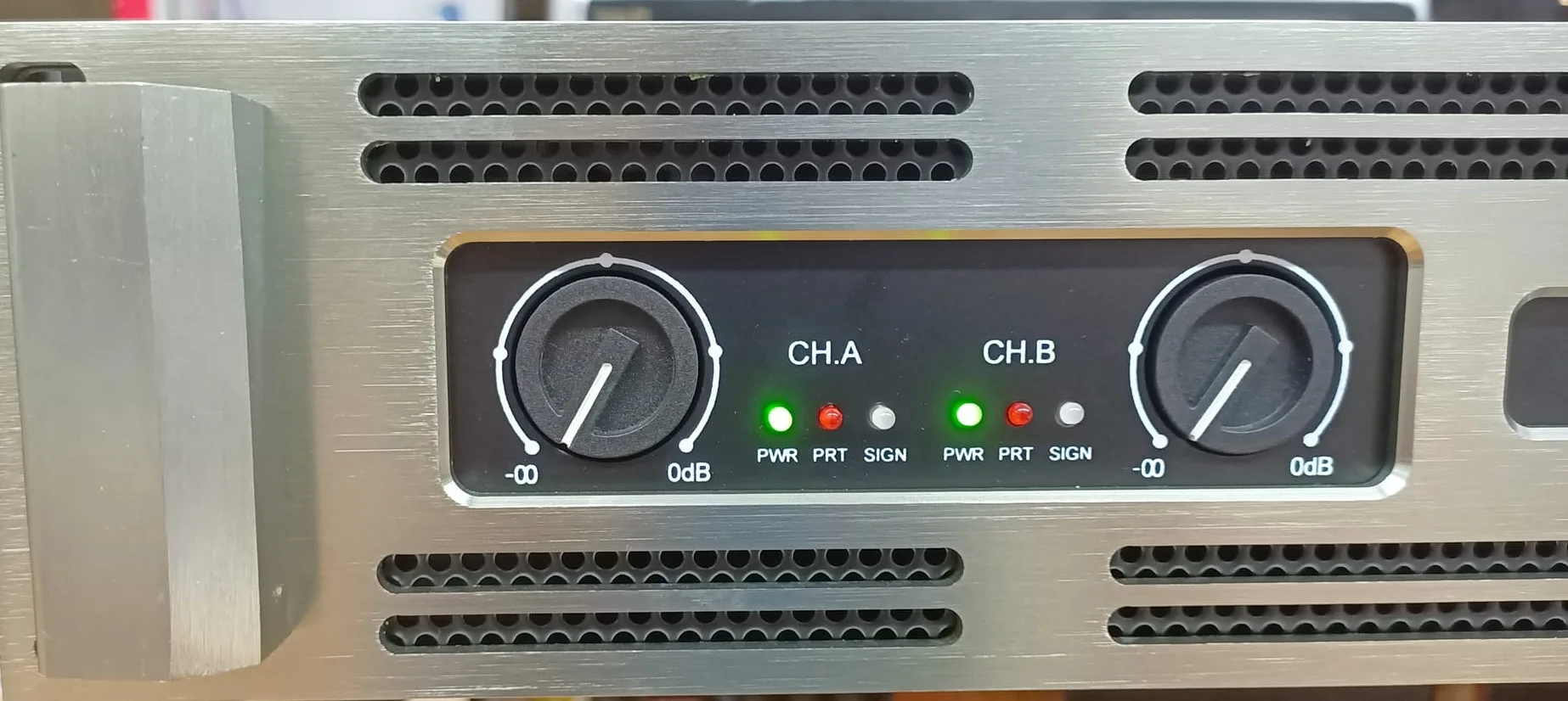 Cục đẩy công suất CADX 24 Plus chính hãng, mặt phay nhôm 11 Đèn báo sản phẩm cục đẩy công suất CADX Model MA- 24Plus