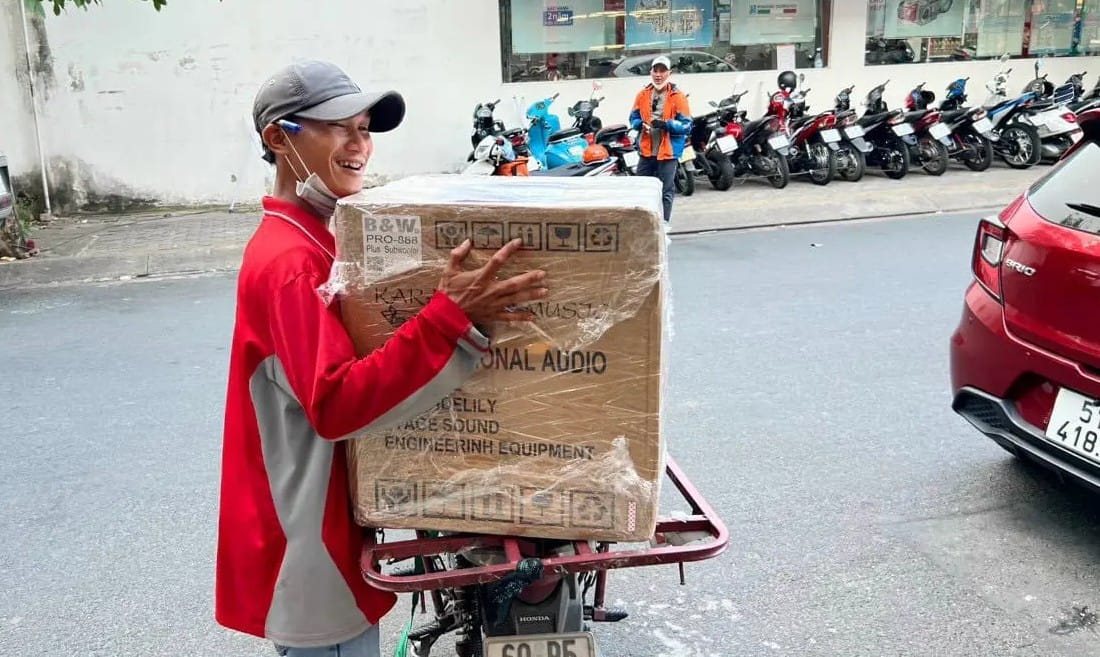 Daudio van chuyen thiet bi am thanh cho khach hang