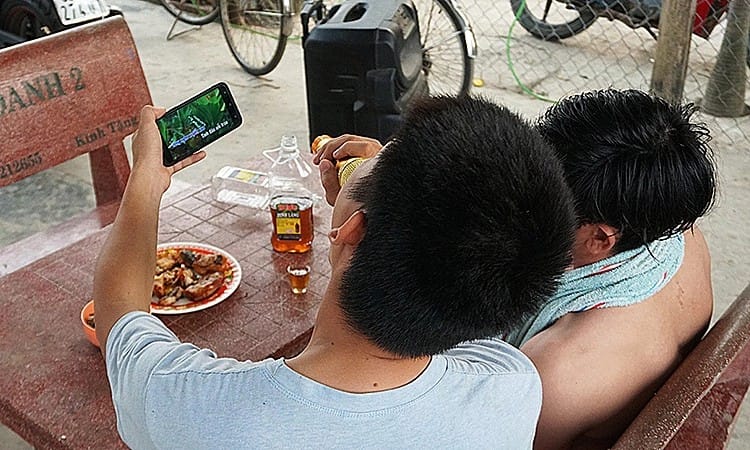 hat karaoke trong nha co bi cam khong